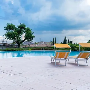 Appartamento Oleandro - Featuring A Private Garden And Access To 5 Pools, Desenzano del Garda